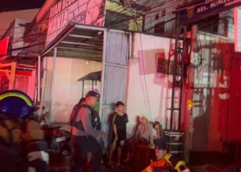 Respons Cepat Sat Samapta Polresta Samarinda Cegah Penyebaran Kebakaran di Gang Jamhari