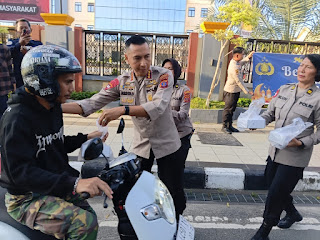 Jelang Berbuka, Kapolresta Balikpapan Turun ke Jalan Bagikan Ta’jil dan Edukasi Pengendara