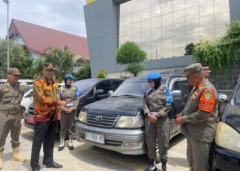 Satpol PP Tarik Paksa Mobil Dinas yang Ditahan Pensiunan, 3 Unit Diamankan, 1 Masih Diburu