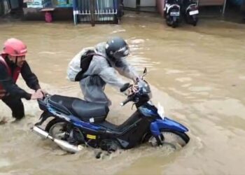 Banjir MT Haryono Balikpapan, Banyak Kendaraan Mogok Brimob Sigap Bantu Evakuasi