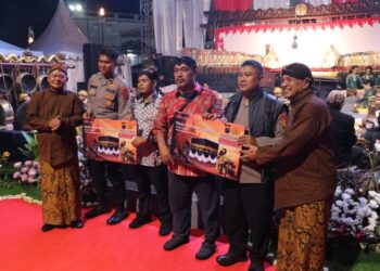 Meriahkan Wayang Kulit Polri, Polda Kaltim Tebar Doorprize untuk Warga