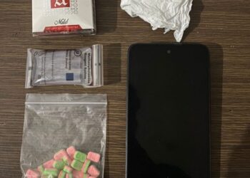TIM OPSNAL DIREKTORAT RESERSE NARKOBA POLDA KALTIM BEKUK TERSANGKA DL (ANAK BERKONFLIK DENGAN HUKUM) ATAS KEPEMILIKAN 50 BUTIR EKSTASI DI KOTA SAMARINDA
