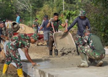 Dan SSK Kapten Inf Firdaus Turun Langsung Bantu Semenisasi Jalan di Kampung Linggang Amer