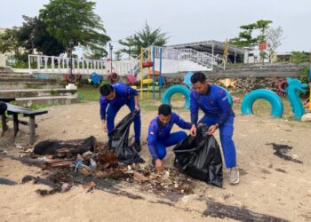 Ditpolairud Polda Kaltim Ajak Warga Bersihkan Pesisir Lewat Program Jum’at ASRI di Pantai Stal Kuda Balikpapan