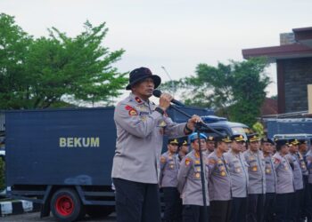 Wakapolda Kaltim Pimpin Apel Konsolidasi Pengamanan Aksi Unras di Polresta Samarinda, Tekankan Pendekatan Humanis