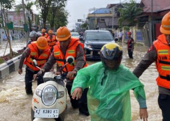 Hujan Deras Picu Banjir di MT. Haryono Balikpapan, Brimob Sigap Evakuasi Warga