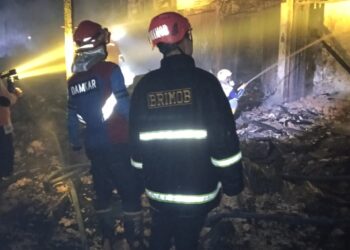 Respon Cepat Dini Hari, Tim Respon Bencana Batalyon B Pelopor Brimob Kaltim Tangani Kebakaran di Pasar Segir