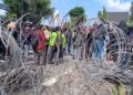 Ribuan Massa Kepung Kantor Gubernur Kaltim, Pagar Kawat Berduri Dibuka Paksa