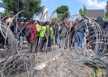 Ribuan Massa Kepung Kantor Gubernur Kaltim, Pagar Kawat Berduri Dibuka Paksa
