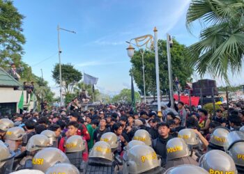 Aksi 21 April di Samarinda Ricuh, Massa Kecewa Gubernur Tak Kunjung Temui