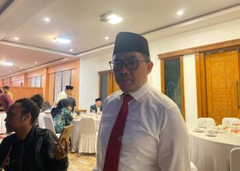 Gubernur Kaltim Diundang Ikut Resmikan Sejumlah Proyek Strategis di Samarinda Ket foto: Wali Kota Samarinda, Andi Harun. Infobenua.com Samarinda – Pemerintah Kota Samarinda tengah mempersiapkan peresmian sejumlah proyek prioritas yang progres pembangunannya telah mendekati rampung. Agenda ini direncanakan terlaksana dalam waktu dekat sebagai bagian dari upaya mempercepat peningkatan infrastruktur sekaligus kualitas pelayanan kepada masyarakat. Wali Kota Samarinda, Andi Harun, mengungkapkan bahwa pihaknya telah mengundang Gubernur Kalimantan Timur, Rudy Mas’ud, untuk hadir dalam rangkaian peresmian tersebut. Undangan itu disampaikan secara langsung saat pertemuan antara keduanya beberapa waktu lalu. Ia menjelaskan, beberapa proyek yang akan diresmikan saat ini berada pada tahap akhir pengerjaan dan segera dapat dimanfaatkan oleh masyarakat. “Dalam pertemuan tersebut, kami telah menyampaikan bahwa sejumlah proyek telah memasuki tahap akhir penyelesaian, antara lain Pasar Pagi, kemudian terowongan yang masih menunggu persetujuan dari Kementerian PUPR, serta beberapa kegiatan lainnya,” ungkapnya pada Sabtu (4/4/2026). Selain proyek infrastruktur, Andi Harun juga menyinggung rencana peresmian sekolah prestasi yang berlokasi di kawasan Loa Bakung, Kecamatan Sungai Kunjang. Agenda tersebut sebelumnya direncanakan dihadiri gubernur, namun tertunda karena adanya kegiatan dinas di luar daerah. Dalam komunikasi terbaru, ia kembali berharap kehadiran gubernur, khususnya pada peresmian Pasar Pagi Samarinda. Menurutnya, tanggapan yang diberikan cukup positif. “Beliau menyampaikan bahwa apabila berada di daerah dan tidak terdapat agenda kedinasan yang lebih mendesak, maka akan berupaya untuk menghadiri kegiatan tersebut,” jelasnya. Pemkot Samarinda menargetkan proyek-proyek tersebut segera diresmikan agar dapat langsung dimanfaatkan masyarakat. Upaya ini diharapkan mampu mendorong aktivitas warga serta meningkatkan mutu pelayanan publik di Kota Tepian. Penulis Nisnun Editor Eka Mandiri