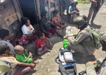 Satgas Damai Cartenz Gelar Patroli dan Layanan Kesehatan di Pengungsian Gigobak Sinak