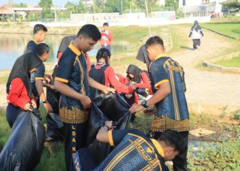 Polres Kutim Bersama Pelajar SMAN 2 Gelar Aksi Bersih Lingkungan, Wujudkan Program Indonesia Asri