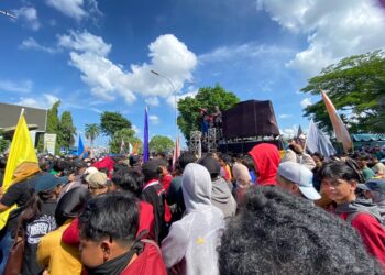 Dari DPRD Kaltim, Massa Aksi 21 April Bergeser ke Kantor Gubernur dan Sampaikan Orasi