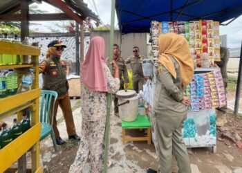 Satpol PP Samarinda Tertibkan PKL di Trotoar RS AWS, Gerobak dan Tenda Diamankan