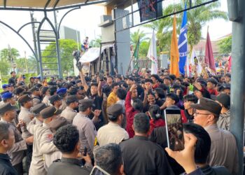 Situasi Memanas, Massa Aksi 214 Jilid II Tembus Gedung DPRD Kaltim