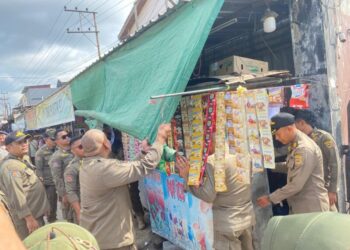 Satpol PP Tindak Lapak yang Gunakan Badan Jalan di Kawasan Pasar Baqa