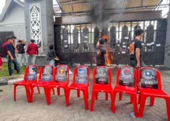 Massa Kecewa Paripurna Tak Digelar, Aliansi Rakyat Kaltim Desak Kepastian Hak Angket