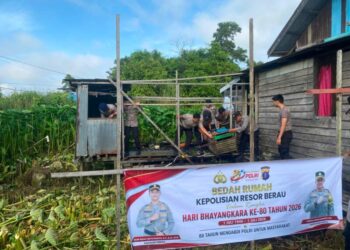 Sambut HUT Bhayangkara ke-80, Kompi 3 Batalyon C Pelopor Gelar Bedah Rumah di Berau