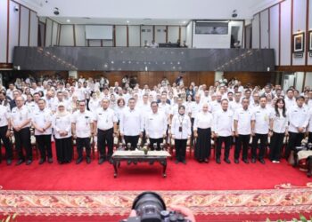 DKI Jakarta HUT ke-499, Wamen Ossy Serahkan 499 Sertipikat ke Gubernur Pramono Anung