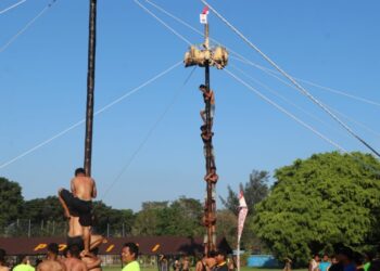 Panjat Pinang Hari Bhayangkara ke-80, Wujudkan Kebersamaan Polri dan Masyarakat di Kaltim