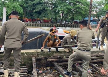 Satpol PP Bongkar Lapak Pencucian Box Ikan di Jalur Hijau Jalan Tongkol