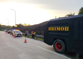 Respon Cepat Laporan Warga, Tim Patroli Batalyon C Pelopor Brimob Kaltim Padamkan Kebakaran Lahan di Balikpapan Utara
