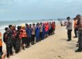 BRIMOB BANTU PENCARIAN ANAK TENGGELAM DI PANTAI KEMALA BALIKPAPAN