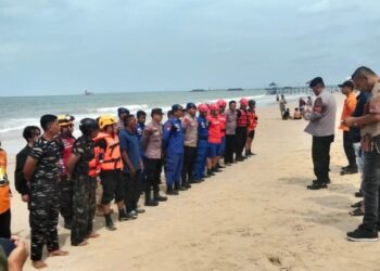 BRIMOB BANTU PENCARIAN ANAK TENGGELAM DI PANTAI KEMALA BALIKPAPAN