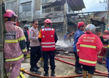 Gerak Cepat Respons Bencana Batalyon B Pelopor Brimob Kaltim Tangani Kebakaran di Samarinda Seberang