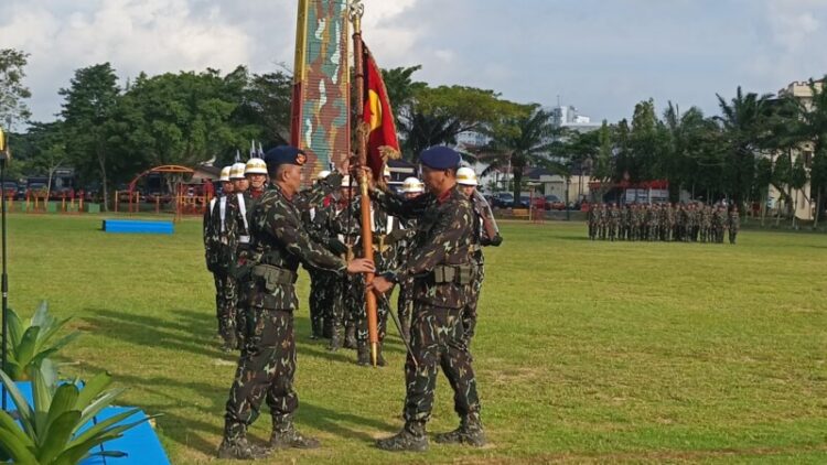 Kombes Pol Ronny Suseno, S.I.K., menerima Dhuaja Satuan Brimob Polda Kaltim "Satya Sakunta Loka" dalam upacara serah terima dhuaja yang digelar di Lapangan M. Jasin, Mako Satbrimob Polda Kaltim, Jumat (10/7/2026).