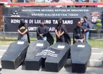 Bawa Empat Peti, JATAM Minta Polisi Tuntaskan Kasus Kematian di Lubang Tambang PT ECI