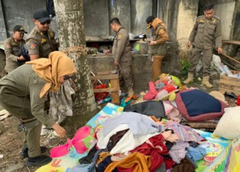 Satpol PP Bongkar Permukiman Ilegal di Bawah Jembatan Ruhui Rahayu