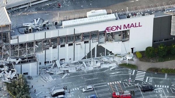 Gedung pusat perbelanjaan Aeon Mall runtuh akibat terjadi ledakan gas setelah gempa bumi berkekuatan magnitudo 7,1 mengguncang Prefektur Kumamoto bagian selatanFoto: Kyodo/REUTERS