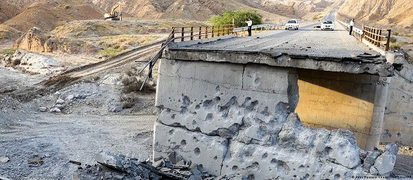 Pertempuran memperebutkan Selat Hormuz yang strategis telah menyulut kembali perang di Timur Tengah. Salah satu jembatan di Iran juga runtuh akibat AS.Foto: Amir Hossein Khorgooei/ISNA/AFP
