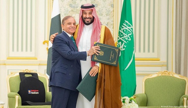 Meski Dihadapkan pada Dilema Hubungan Riyadh-Teheran, Pakistan Kecam Serangan Houthi ke Kapal Tanker Saudi. Foto: Saudi Press Agency/REUTERS