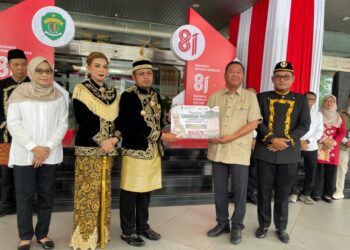 Enam Truk Bawa Sembako dan Cadangan Pangan Menuju Mahakam Ulu Lewat Jalur Darat