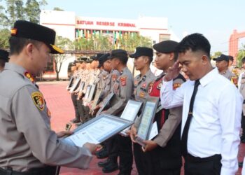 Kapolres Kutim Beri Penghargaan ke 52 Personel Berprestasi