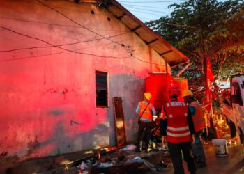 Gerak Cepat Tangani Kebakaran di Sambutan Samarinda, Satbrimob Polda Kaltim Turunkan Tim Respons Bencana
