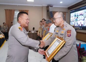 Rakor Perencanaan dan Penganggaran Polda Kaltim, Kapolda Berikan Penghargaan Kepada Satker Berprestasi