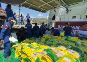 Polri Distribusikan Bantuan Logistik Kapolri untuk Korban Gempa di Pulau Flores