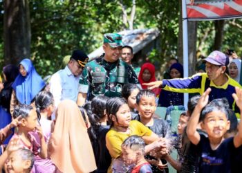 Derai Syukur di Ujung Kemarau Program TNI Manunggal Air Bersih sangat dirasakan oleh Warga Lamaru Balikpapan.