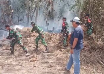 Bersatu Lawan Api, Babinsa Bersama BPBD dan Manggala Agni Padamkan Karhutla
