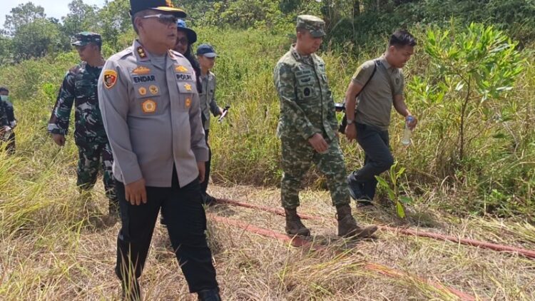 Kapolda kalimantan Timur Irjen Pol Endar Priantoro bersama Pangdam VI mulawarman Mayjen TNI Krido Pramono saat Melihat Langsung kebakaran Lahan di Wilayah Balikpapan Selatan, Kamis (27/08/2026)