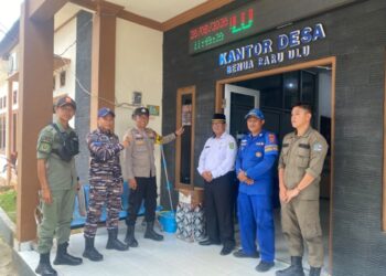 Cegah Karhutla, Polsek Sangkulirang Pasang Stiker Larangan Membakar dan Edukasi Warga