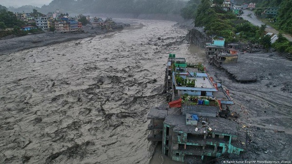 Banjir bandang menerjang wilayah Himalaya pada Rabu (26/8)/2026.