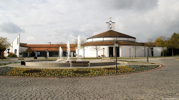 Di pusat pelayanan pastoral ekumenis Emmaus di Bad Griesbach, Bavaria Hilir, umat Protestan dan Katolik berbagi ruang gereja yang samaFoto: Dietmar Stegmann