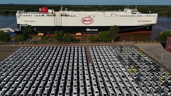 Mobil impor bermerek BYD asal Cina mendarat di pelabuhan Zarate, Argentina, Januari 2026. Foto: Matías Baglietto/NurPhoto/picture alliance