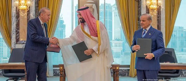 Perdana Menteri Pakistan Shehbaz Sharif (ka.) bersama Putera Mahkota Arab Saudi Mohammed bin Salman (tengah) dan Presiden Turki Recep Tayyip Erdogan (ki.) usai ratifikasi Pakta Pertahanan di Makkah, Jumat (7/8). Foto: Saudi Press Agency/APA Images/ZUMA/picture alliance