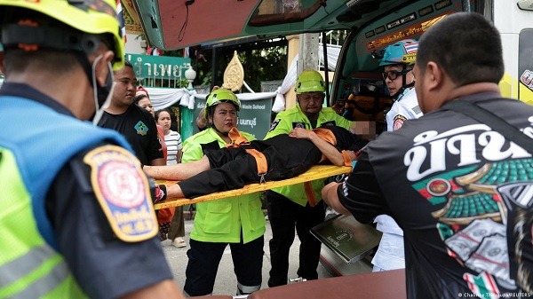 Tim penyelamat berusaha mengevakuasi korban dalam aksi penembakan di Sekolah Debsirin Nonthaburi, Thailand.Foto: Chalinee Thirasupa/REUTERS
